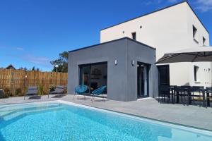 Swimmingpoolen hos eller tæt på Maison neuve avec piscine chauffée de mai à septembre à 6 minutes de la plage