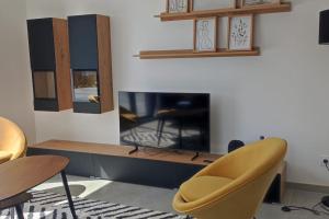 Et tv og/eller underholdning på Maison neuve avec piscine chauffée de mai à septembre à 6 minutes de la plage