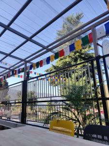 TSR Inn By Xplore Mantra Hotel and Cafe, Nagtibba的阳台或露台
