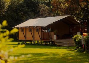 een grote tent op een veld met een tuin bij AZUR Camping Altmühltal in Kipfenberg