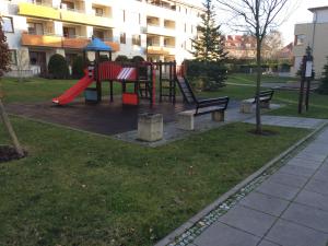 einen Spielplatz mit Rutsche in einem Park in der Unterkunft Art Apartment Szczecin in Stettin