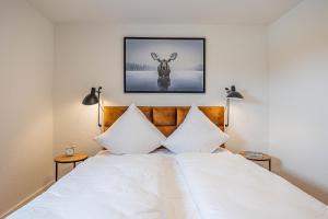 ein Schlafzimmer mit einem weißen Bett mit zwei Lampen in der Unterkunft Ferienwohnung Wiking-Koje 5 Schleswig in Schleswig