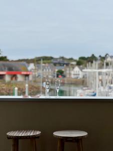two glasses of wine sitting on a window sill at Escale Bretonne in Pléneuf-Val-André