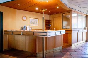 eine Küche mit einer großen Theke in einem Zimmer in der Unterkunft Hotel Klusenhof in Lippstadt