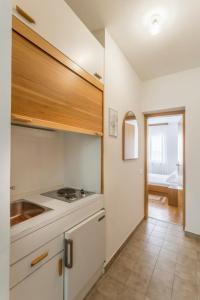 una cucina con un lavello e un piano di lavoro di Apartments Vedra a Baška Voda