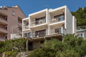 un condominio con balconi sui lati di Apartments Vedra a Baška Voda