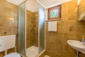 un bagno con doccia, WC e lavandino di Apartments Vedra a Baška Voda Altre 44 foto