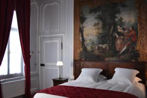 Château Hôtel de Warenghien في دويه: غرفة نوم فيها لوحة كبيرة فوق سرير