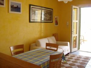 A seating area at Residence Ammiraglia Baia Verde