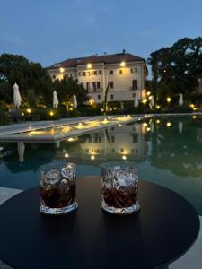 - deux verres de thé assis sur une table à côté d'une piscine dans l'établissement Villa Corallo, à SantʼOmero