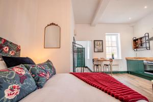 Ένα ή περισσότερα κρεβάτια σε δωμάτιο στο WhiskAwayStays Foregate Studio no 6