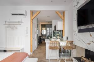 Televízia a/alebo spoločenská miestnosť v ubytovaní Arabica Suites - Lujosa Vivienda con Suites Chimeneas en Granada - Centro