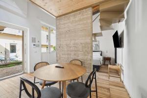 Una habitación con una mesa y sillas y un dormitorio. en Limehome Rome Via Fortebraccio, en Roma