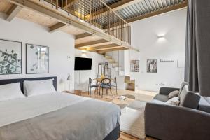 Un dormitorio con una cama grande y un sofá. en Limehome Rome Via Fortebraccio, en Roma