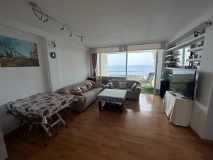 ein Wohnzimmer mit Sofa und Tisch in der Unterkunft De la Montaña al Mar in Almería