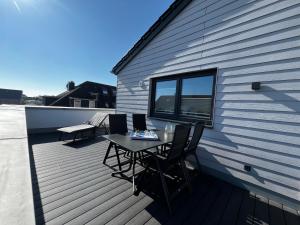 Μπαλκόνι ή βεράντα στο Penthouse Zweite Heimat - mit Sauna und Dachterrasse im Herz von Kellenhusen +23 φωτογραφίες