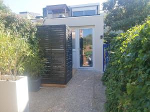 a door to a house with a garden at L'Escale studio - Terrasse - Parking gratuit in Montpellier