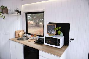 Kuchyň nebo kuchyňský kout v ubytování The Gums Cottage by Tiny Away