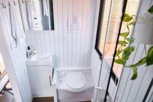 Koupelna v ubytování The Gums Cottage by Tiny Away