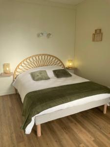 a bedroom with a large white bed with two lamps at Hypnos-Hébergement champenois-Hypercentre in Chalons en Champagne