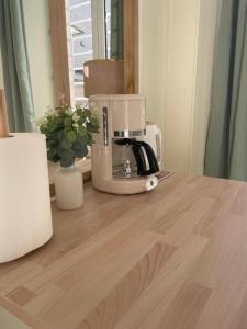 a blender sitting on top of a wooden counter at Hypnos-Hébergement champenois-Hypercentre in Chalons en Champagne