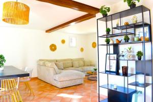 ein Wohnzimmer mit Sofa und Tisch in der Unterkunft Charmante Maison de Ferrières in Ferrières-Haut-Clocher + 55 Fotos