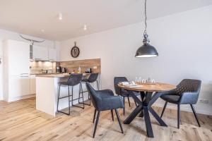 a kitchen and dining room with a table and chairs at Ferienwohnung Wiking-Koje 7 Schleswig in Schleswig