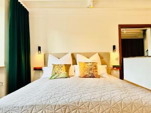 a bedroom with a large white bed with pillows at Pfalz Apartments - modern, stylisch und in Toplage! in Neustadt an der Weinstraße