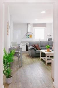 een woonkamer met een bank en een tafel bij APARTAMENTO LOS LANCES PLAYA in Tarifa