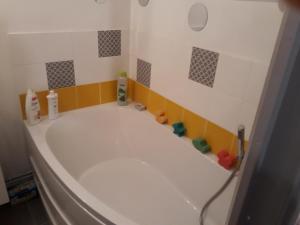 a bathroom with a bath tub with at Au bord des Dunes in Camiers