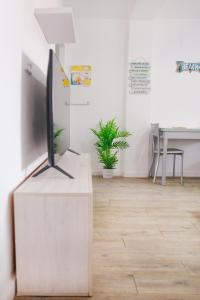 een flatscreen-tv op een stand in een kamer bij APARTAMENTO LOS LANCES PLAYA in Tarifa +38 foto's