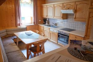 Kuchyň nebo kuchyňský kout v ubytování Schaffergut Appartements + 35 fotografií