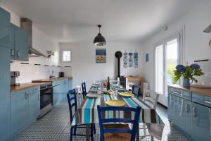 Kuchyňa alebo kuchynka v ubytovaní Calme, 4 sdb, 300m de la plage - Les 3 pagaies - Stay in Britany