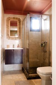 Ένα μπάνιο στο Large Stylish Condo Central Gueliz with Pool Access