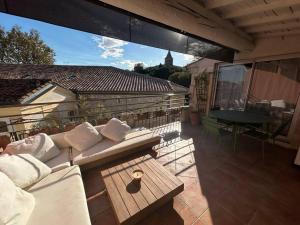 an outdoor patio with a couch and a table at La maison n1 Arles terrasse in Arles