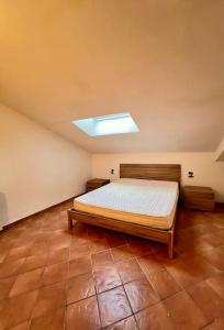 ein Schlafzimmer mit einem Bett und einem Dachfenster in der Unterkunft Casa Sopra in Castel di Sangro