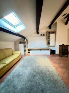 ein Wohnzimmer mit einer Couch und einem Teppich in der Unterkunft Casa Sopra in Castel di Sangro