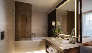 SAINT TEN Boutique Hotel, Small Luxury Hotels的一间浴室