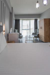 ein Hotelzimmer mit einem Bett und einem Tisch und Stühlen in der Unterkunft Liza Suit Hotel in Istanbul
