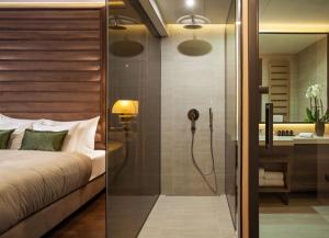 SAINT TEN Boutique Hotel, Small Luxury Hotels客房内的一张或多张床位