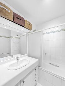 ブローニュ・ビヤンクールにあるCharmant Appartement au Cœur de Boulogneの洗面台とシャワー付きの白いバスルーム +50枚の写真