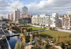 ブローニュ・ビヤンクールにあるCharmant Appartement au Cœur de Boulogneの建物と公園のある街の景色