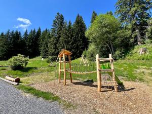 A área de jogos para crianças em THE ALPINE STUDIO proche du lac Frience, chiens admis, parking privé