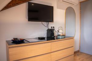 TV a/nebo společenská místnost v ubytování Chambre Pastis