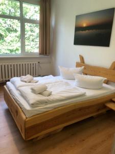 Postel nebo postele na pokoji v ubytování Waldhotel am See Berlin-Schmöckwitz