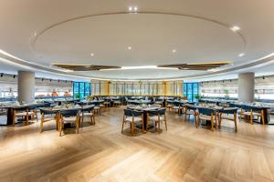 海南香水湾假日酒店餐厅或其他用餐的地方