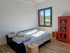 斯涅河畔奥日布Chambre spacieuse avec superbe vue et sdb privée的带床和窗户的卧室