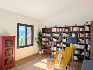 斯涅河畔奥日布Chambre spacieuse avec superbe vue et sdb privée的客厅设有书架,书架上摆放着书籍