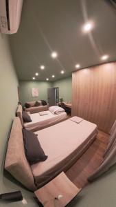 eine Gruppe von Betten in einem Zimmer in der Unterkunft Perla Apartment in Tirana