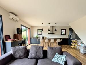 斯涅河畔奥日布Chambre spacieuse avec superbe vue et sdb privée的带沙发的客厅和厨房